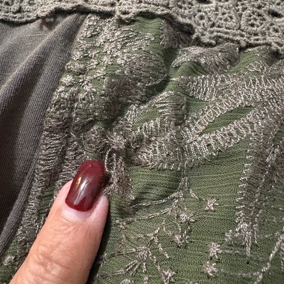 Very pretty mossy green embroidered long sleeve dress. V neck with tie bow. - Picture 14 of 14